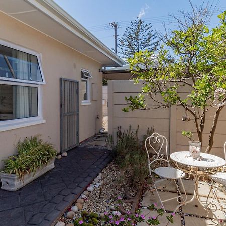 Sea Breeze Hotel Bloubergstrand Room photo