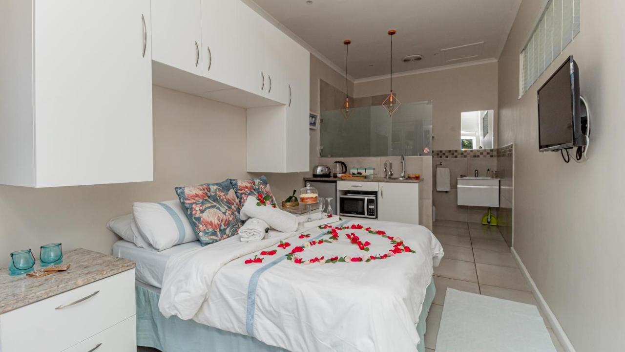 Sea Breeze Hotel Bloubergstrand Exterior photo
