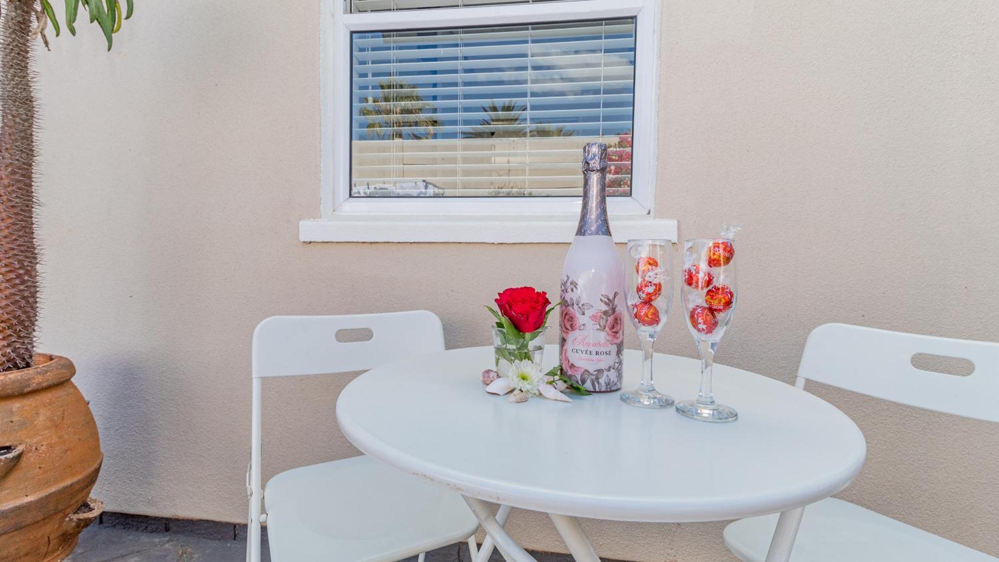 Sea Breeze Hotel Bloubergstrand Room photo